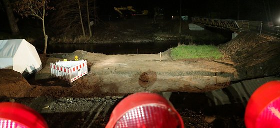 Bild: Die Fundstelle ist abgesichert und wird ausgeleuchtet