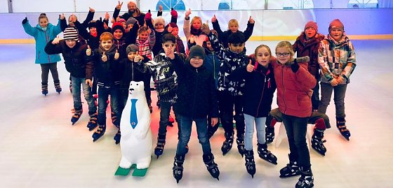 Bild: Die Drittkl&auml;ssler hatten viel Spa&szlig; auf der Eisfl&auml;che.