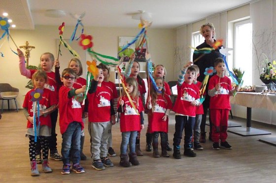 Bild: M&auml;dchen und Jungen aus dem Johanniter Kindergarten erfreuten die Jubilarin mit ihren Liedern.