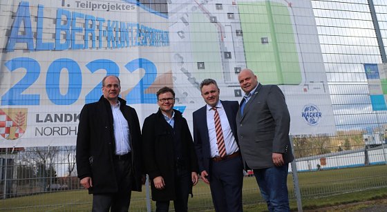 Bild: v.l.: Landrat Matthias Jendricke, der Bundestagsabgeordnete Carsten Schneider, der Leiter der Servicegesellschaft Gunnar Reuter und Wacker-Chef Nico Kleofas