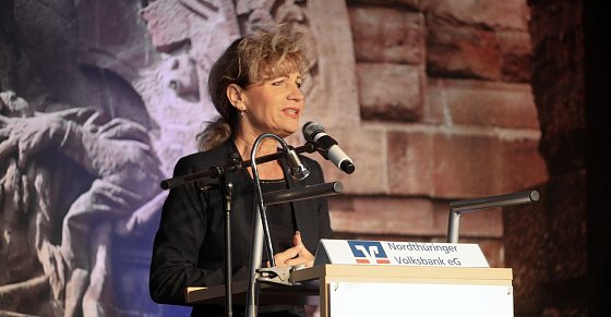 Bild: Birgit Keller bei ihrem Referat