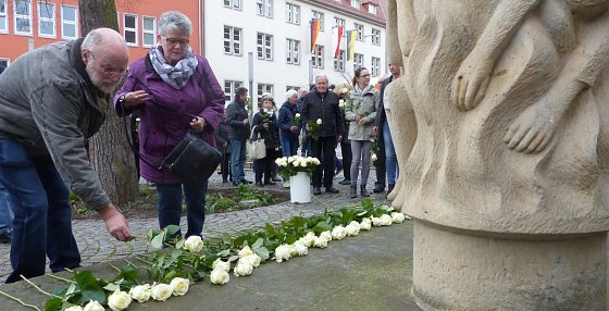 Bild: Wei&szlig;e Rosen niedergelegt
