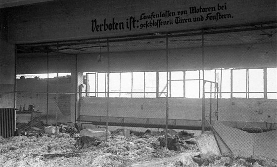 Bild: Blick in eine der als H&auml;ftlingsunterk&uuml;nfte genutzten Fahrzeughallen in der Nordh&auml;user Boelcke-Kaserne, April 1945 (nach der Befreiung)