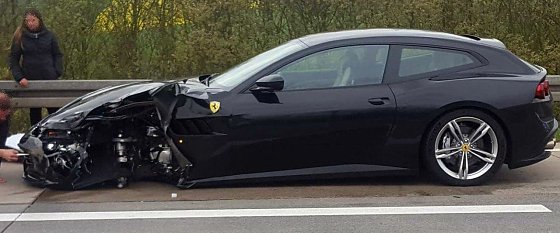 Bild: Besch&auml;digter Ferrari an der A 38