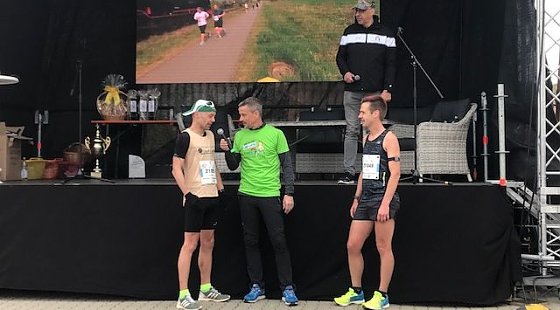 Bild: Platz 1 und Platz 2 im Halbmarathon im Interview
