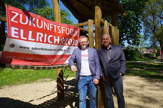 Bild: Imgmar Flohr und Stephan Tacke im Heinrich-Heine-Park in Ellrich. 
