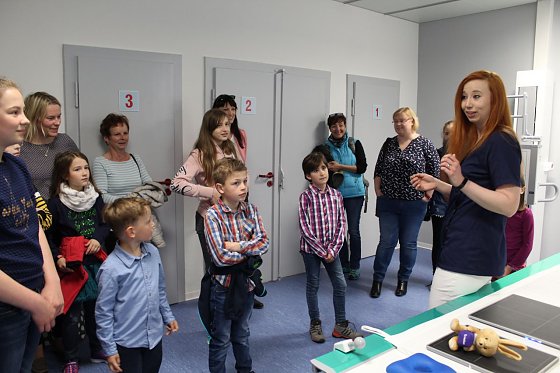 Bild: Gro&szlig;e und kleine Besucher erhielten einen Einblick in die neue R&ouml;ntgenanlage der Helios Klinik Bleicherode