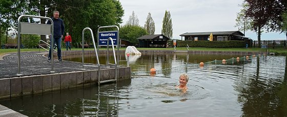 Bild: Anne Daube war wieder erste, die sich in das kalte Wasser traute.
