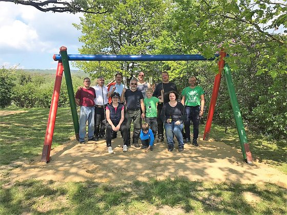 Bild: Flei&szlig;ige Helfer sanieren in Appenrode den Spielplatz