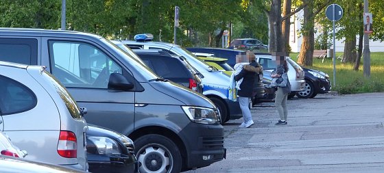 Bild: Frau und Kind werden in Sicherheit gebracht
