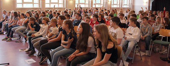 Bild: Aufmerksamkeit und Neugierde stand dem jungen Publikum w&auml;hrend der inszenierten Lesung im Gesicht geschrieben