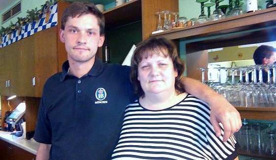 Bild: Mit ihrem Sohn Benjamin verl&auml;sst Wirtin Steffi Holzheuer am 13. Juli  die Gastst&auml;tte Friedenseiche in Salza.