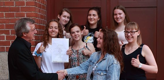 Bild: Schulleiter K&ouml;nig gratuliert