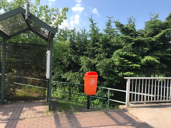 Bild: Unter anderem an der Bushaltestelle wurden in Appenrode neue M&uuml;llbeh&auml;lter aufgestellt. 