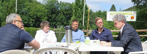 Bild: Gespr&auml;che in Neustadt