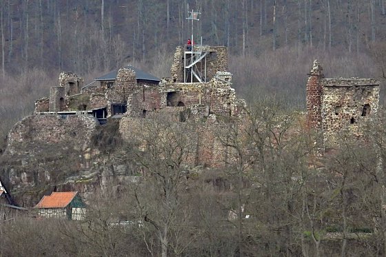 Bild: Ungew&ouml;hnlich Sicht auf die Burgruine Hohnstein