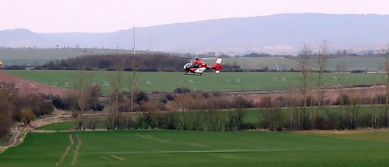 Bild: "Christoph 37" im Anflug auf die Bahnstrecke