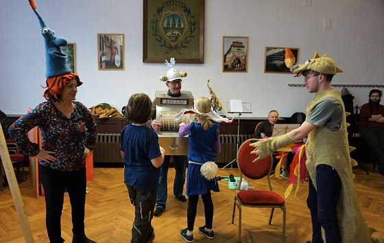 Bild: Ritter Rost und seine Freunde bei der Probe im Saal in Neustadt. 