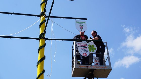 Bild: Klaus und Martin Fuhrmann beim Aufbau des Maibaumes.