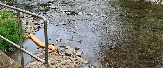 Bild: &Ouml;lsperre errichtet