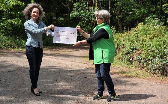 Bild: Birgit Keller &uuml;berreicht den Scheck an Christel Meyer.
