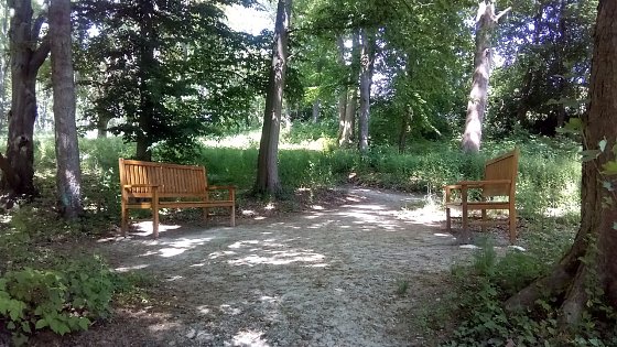 Bild: Auf B&auml;nken unter schattigen B&auml;umen l&auml;sst es sich angenehm verweilen, die Natur genie&szlig;en. Diese im Bild sponserte die Kreissparkasse.