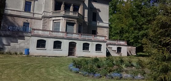 Bild: Blick in den Park. H&uuml;bsch anzusehen das Rosenrondell bei der Villa. So fein gem&auml;ht wie auf dem Bild ist der Park derzeit nicht. Das Gras wuchert in die H&ouml;he, und die Pollen machen an Heuschnupfen leidende Besucher arg zu schaffen.