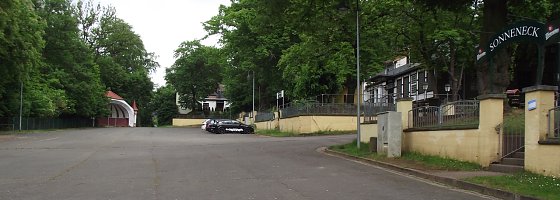 Bild: Verwaister Festplatz. Auf und ab wogende fr&ouml;hliche Menschen sind heute zur Rarit&auml;t geworden.