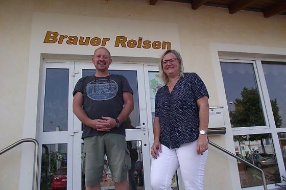 Bild: Thomas Erbsmehl war der erste Busfahrer im Reiseunternehmen Brauer. Das war im April vor 30 Jahren. Es wurde der Beruf seines Lebens. Im Bild mit Gesch&auml;ftsf&uuml;hrerin Katrin Brauer.