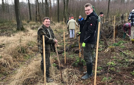 Bild: Pflanzaktion im Revier Lipprechterode, die gemeinsam mit B&uuml;rgern der Gemeinde, den lokalen J&auml;gern und dem Forstamt Bleicherode durchgef&uuml;hrt wurde.