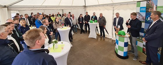 Bild: Die Reden wurden in einem Zelt gehalten, denn: das Wetter war nicht f&uuml;r eine Open-Air-Veranstaltung geeignet.