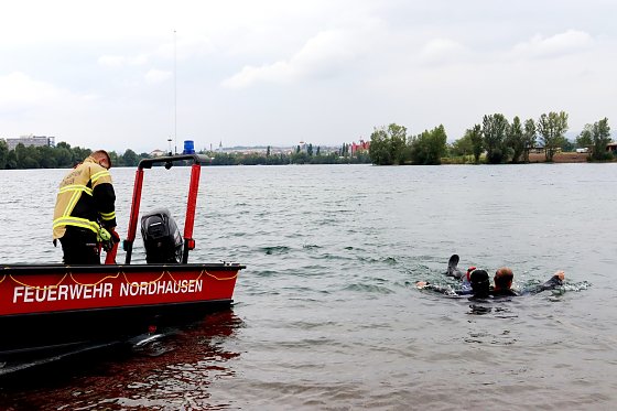 Bild: W&uuml;rzburger Feuerwehr am und im Sundh&auml;user See