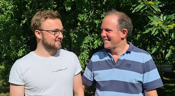 Bild: Max Meyer und Markus Meyer sind offen f&uuml;r Neues und hoffen, dass der Premierenanbau von Nutzhanf seine Fortsetzung findet