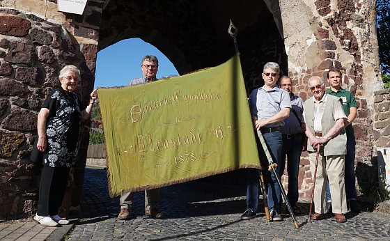 Bild: J&uuml;rgen Vopel (hinter der Fahne)  &uuml;berbrachte Dirk Erfurt jetzt die Sch&uuml;tzenfahne. Weiterhin auf dem Foto (v.l.n.r.): Ruth Str&ouml;bele, Harry Appenrodt, Rupert Str&ouml;bele und Andreas Lohrengel.