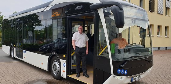 Bild: Thorsten Schwarz (vorne), Gesch&auml;ftsf&uuml;hrer der Verkehrsbetriebe Nordhausen GmbH, und Gerd Gr&uuml;bner (hinterm Steuer), Verkehrsmeister, freuen sich auf den Einsatz der Elektrobusse im Liniennetz des Landkreises.