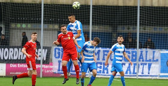 Bild: Simran Dhaliwal im Kopfball-Duell