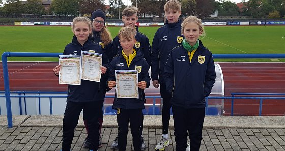 Bild: h.l.: Kathrin, Timon, Franz; v.l.: Maike, Finley, Adele 