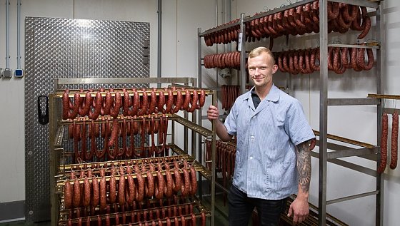 Bild: Fleischermeister Sascha Dauer im Reiferaum.