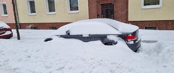 Bild: Stra&szlig;e freigeschoben, Fahrzeuge zugeschoben. Winter 2021