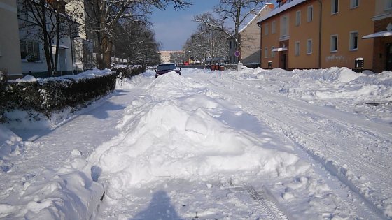 Bild: Die Hardenbergstra&szlig;e verengt sich. Berge an Schnee am Stra&szlig;enrand. Ein Parken ist kaum noch m&ouml;glich. Selbst ein Schneeflug w&uuml;rde die Lage nicht verbessern. Beste L&ouml;sung: Ber&auml;umung der wei&szlig;en T&uuml;rme.