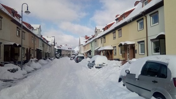 Bild: Wie in vielen anderen Nebenstra&szlig;en der Kreisstadt auch, wird die Situation� in der Friedrich-Ebert-Stra&szlig;e immer komplizierter. Ein Schneepflug w&uuml;rde nur die B&uuml;rgersteige wieder zusch&uuml;tten und die Autos am Stra&szlig;enrand mit der wei&szlig;en Pracht v&ouml;llig eindecken. Nur gemeinsame Anstrengungen von Kreis- und Stadtverwaltung k&ouml;nnten helfen, die Schneemassen wenigsten teilweise zu entfernen 