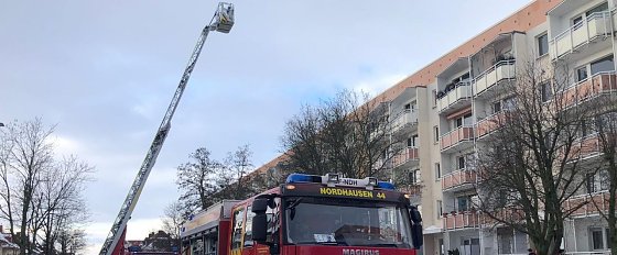 Bild: Frau wurde &uuml;ber Drehleiter gerettet