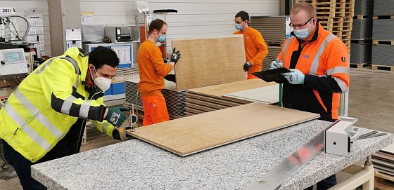 Bild: Manuelle Weiterverarbeitung, die ersetzt werden soll. Vorn links: Kevin Kern (Laborleiter) und rechts: Florian Hammer (Produktionsleiter) � bei der Qualit&auml;tskontrolle.