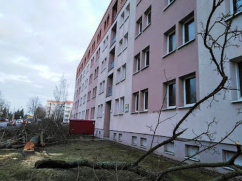 Bild: Dieses Mehrfamilienhaus, das ehemalige Schwesternwohnheim, soll abgerissen, weil sein Umbau angeblich zu teuer und technisch nicht m&ouml;glich w&auml;re.