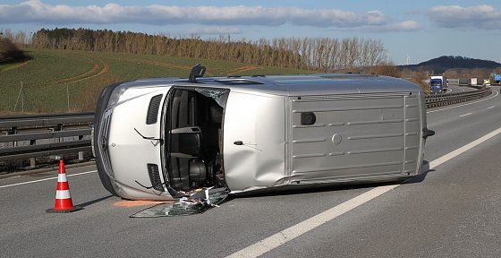 Bild: Reifenplatzer f&uuml;hrt zu Unfall