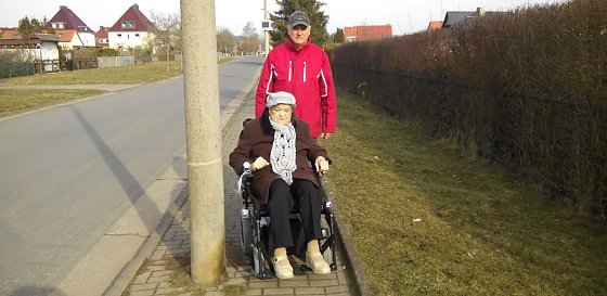 Bild: Auch Frank Tabatt macht sich Sorgen um seine Rollstuhl fahrende Schwiegermutter. Auf dem  Fu&szlig;weg zwischen Weinert �und Ricarda-Huch-Stra&szlig;e stehen Lichtmasten. Die Durchfahrt erfordere Geschicklichkeit, wolle man nicht auf dem Gr&uuml;nstreifen oder der Stra&szlig;e landen.