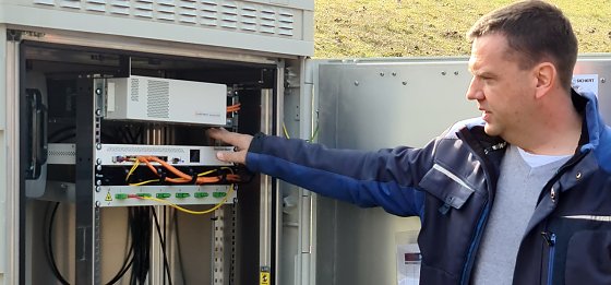 Bild: Thomas Schuller erkl&auml;rt das technische Innenleben des Datenverteilers