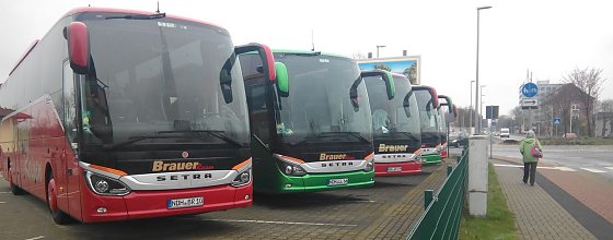 Bild: Noch stehen die schmucken Reisebusse nebeneinander vor dem Betriebshof von Brauer-Reisen. Im Sommer k&ouml;nnten sie wieder mit entspannten Passagieren an Bord auf Reisen gehen.