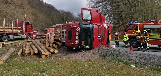 Bild: Holzlaster umgekippt