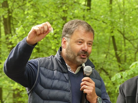 Bild: B&uuml;rgermeister Frank Rostek, der einen Bleicher&ouml;der Schneckenhengst &uuml;bergibt.